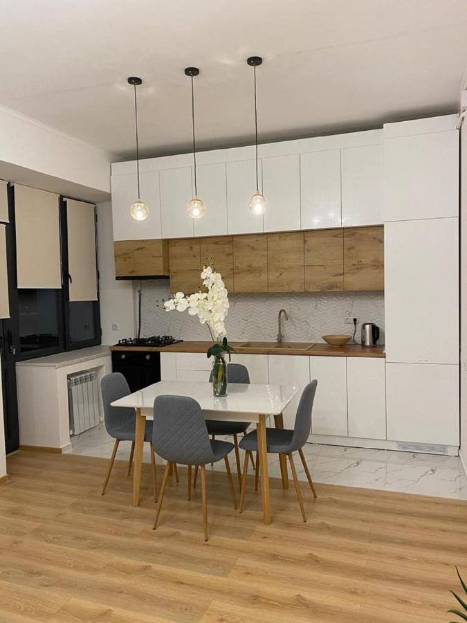 Beautiful Apartment With 3 Balconies In The Center Of Ереван Екстериор снимка