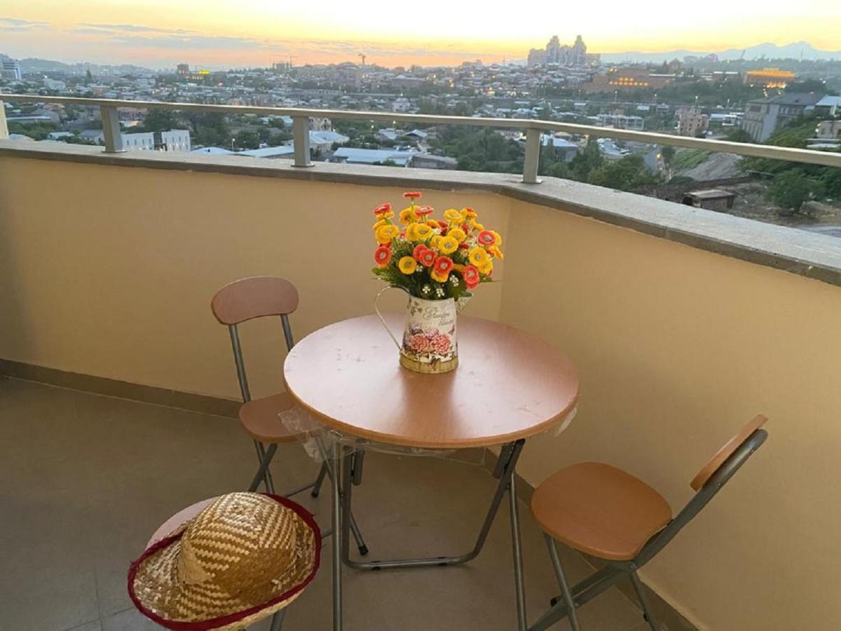 Beautiful Apartment With 3 Balconies In The Center Of Ереван Екстериор снимка