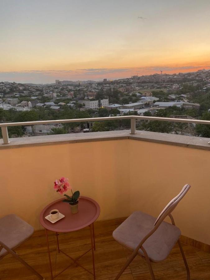 Beautiful Apartment With 3 Balconies In The Center Of Ереван Екстериор снимка