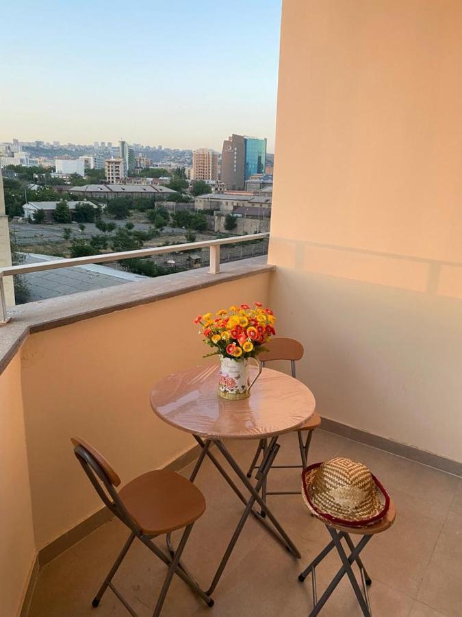 Beautiful Apartment With 3 Balconies In The Center Of Ереван Екстериор снимка
